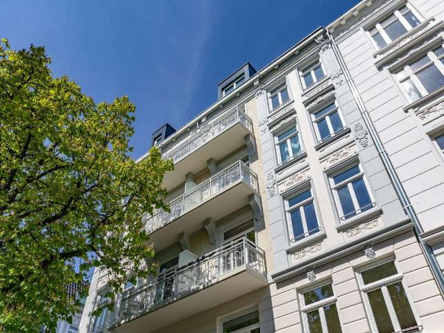 Imposanter Altbau Langfristig vermietete Kapitalanlage in exklusiver Lage + courtagefrei