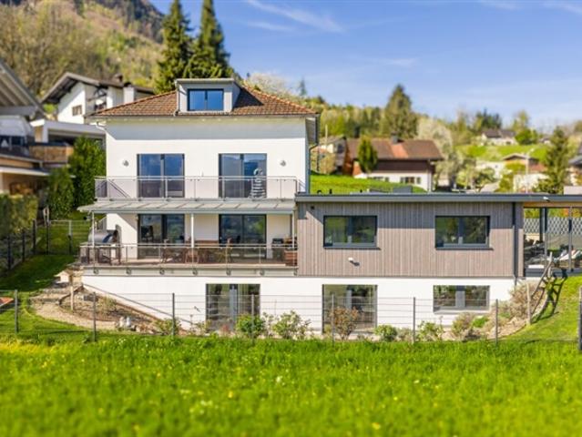 Imposantes Einfamilienhaus & 4 Zi. Whg. im Hampton Stil mit Wintergarten, Doppelgarage uvm