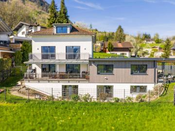 Imposantes Einfamilienhaus & 4 Zi. Whg. im Hampton Stil mit Wintergarten, Doppelgarage uvm