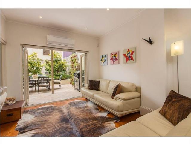IMPOSING LUXURY IN THE HEART OF ST KILDA