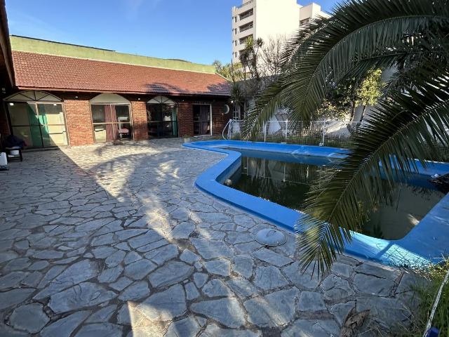 IMPORTANTE CASA C/ PILETA Y PARQUE ? 550m?