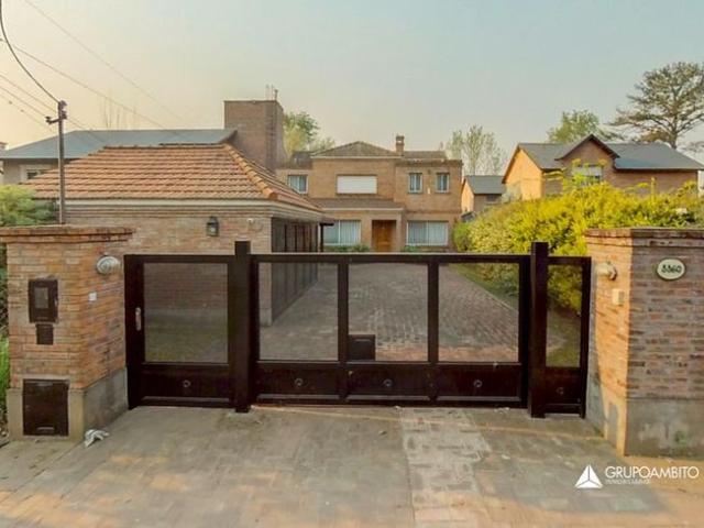Importante propiedad sobre Bv. Argentino. Amplísimo Jardín y Piscina