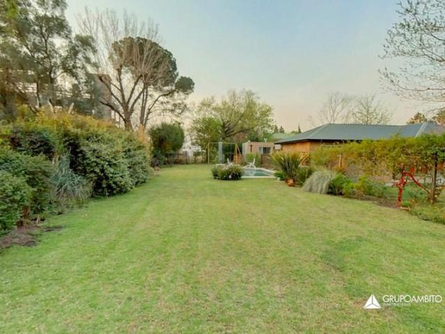 Importante propiedad sobre Bv. Argentino. Amplísimo Jardín y Piscina