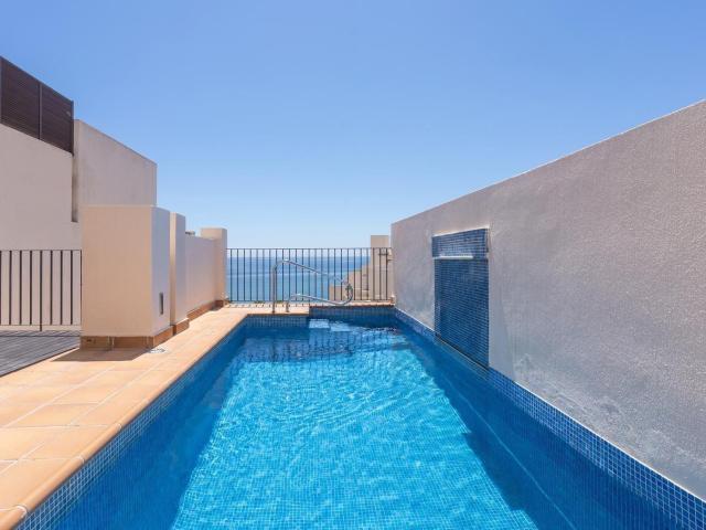 Impresionante ático dúplex con piscina privada y vistas fron. 159m² Estepona