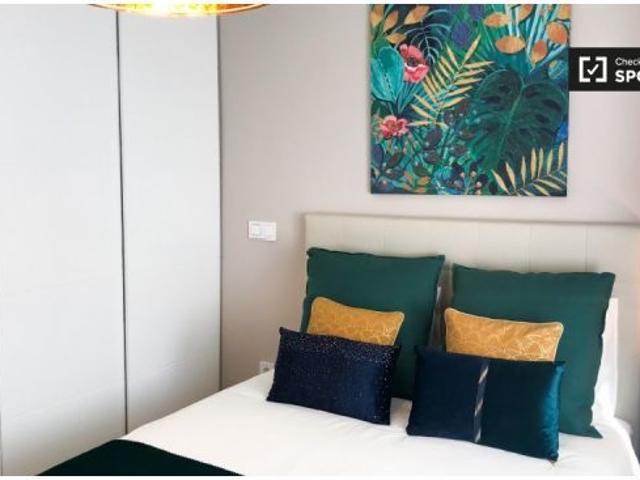 Impresionante apartamento de 2 dormitorios con terraza en alquiler cerca de Metro en Ciudad Lineal