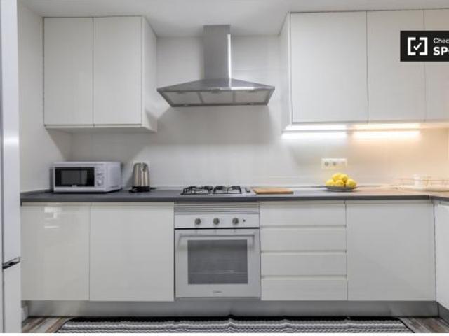 Impresionante apartamento de 3 dormitorios con terraza en alquiler cerca del metro en el centro del
