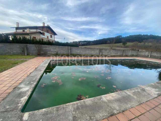 Impresionante casa con piscina, jardín y 7 habitaciones en Larrabetzu