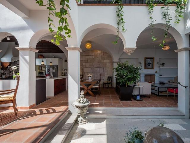 Impresionante Casa Moderna con Abundante Luz Natural y Muebles Elegantes
