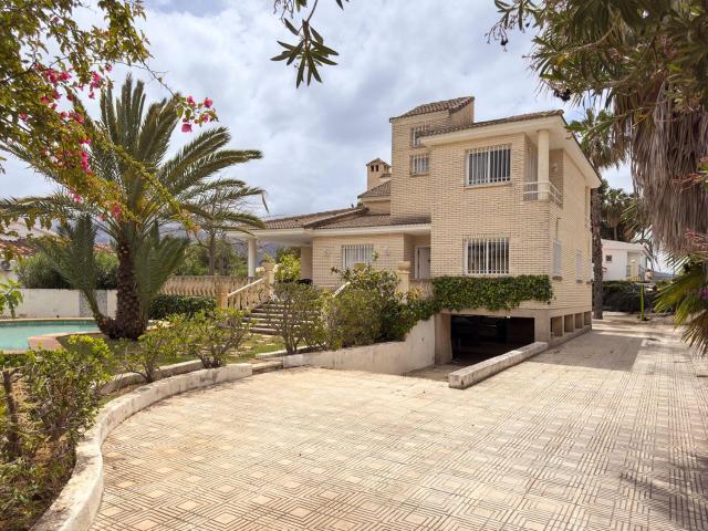 Impresionante chalet de 5 dormitorios y dos plantas, situado. 211m² Dénia