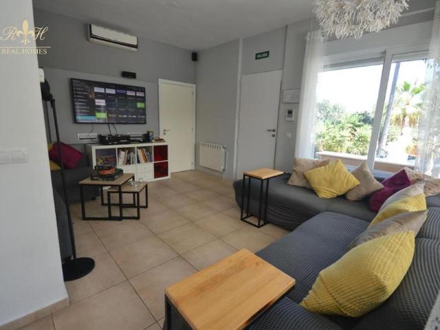 IMPRESIONANTE CHALET EN UNA PLANTA EN ALQUILER DE LARGA ESTANCIA
