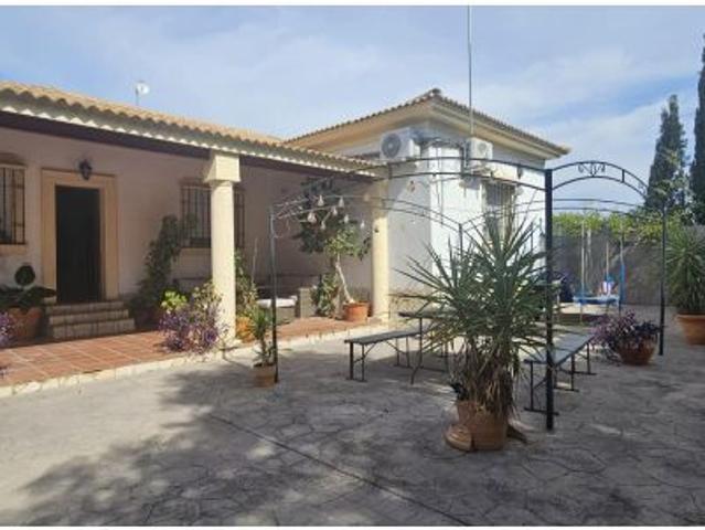 Impresionante Chalet en Urbanización Encinares de Alcolea con Piscina y Amplias Estancias