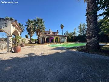 IMPRESIONANTE CHALET EN BADAJOZ CON PISICINAS Y AMPLIOS ESPACIOS