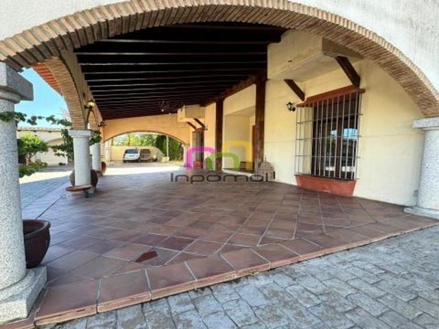 IMPRESIONANTE CHALET EN BADAJOZ CON PISICINAS Y AMPLIOS ESPACIOS