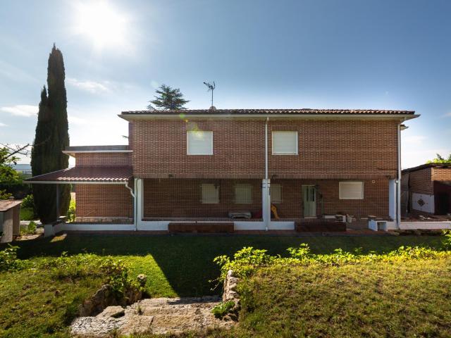 IMPRESIONANTE CHALET EN LA URBANIZACIÓN EL OTERO