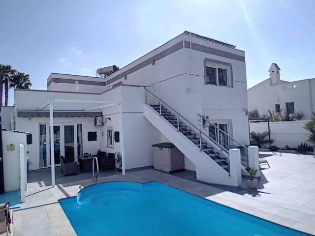 Impresionante chalet en la Urbanización Roquetas de Mar