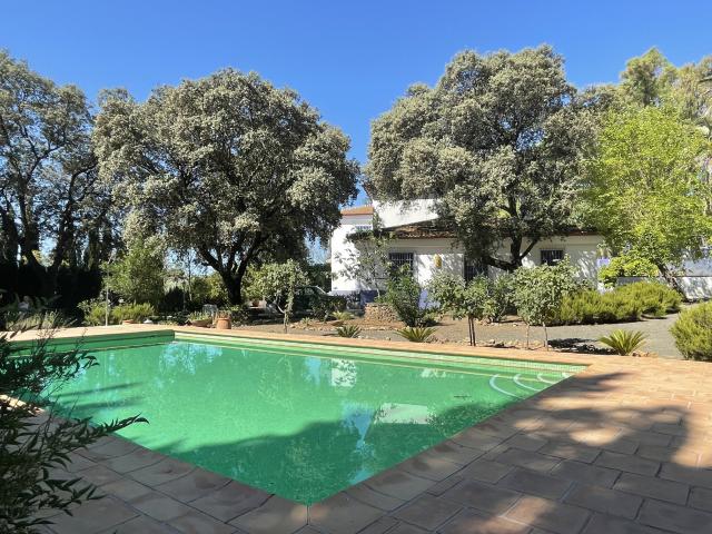 Impresionante Cortijo en Archidona con piscina, garaje y dependencias