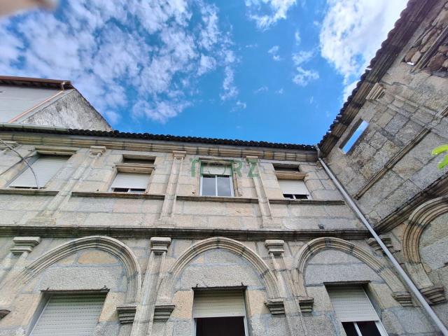 LOTE IMPRESIONANTE EDIFICIO +2 CASAS+ FINCA URBANIZABLE EN CORAZON DE RIBADAVIA