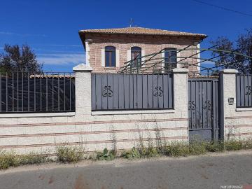 Impresionante finca con pabellón industrial y casona rodeados de terreno propio en Valdestillas