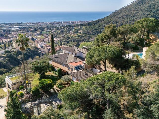 Impresionante propiedad compuesta por tres viviendas indepen. 1700m² Cabrera de Mar