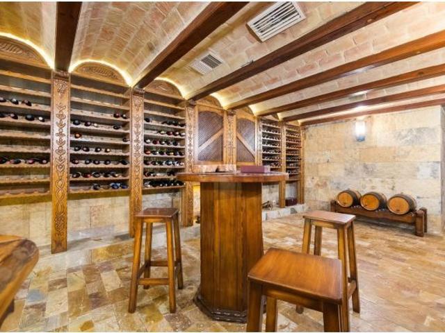 Impresionante villa de 620 metros con piscina, sotano, bodega y GYM!