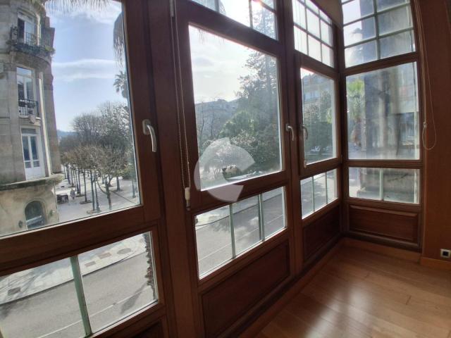 IMPRESIONANTE VIVIENDA EN LA PLAZA DE COMPOSTELA