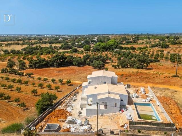 Impressionante Moradia de 6 Quartos com Piscina 410m² Guia