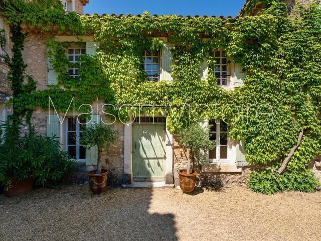 Impressionnante bastide du 18e siècle au coeur du Luberon. 722m² Bonnieux