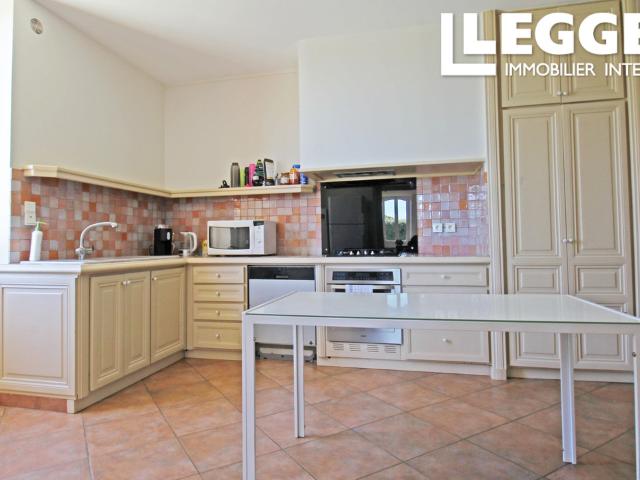 Impressionnante maison en pierre de 4 chambres avec piscine et jardin à deux pas des commerces