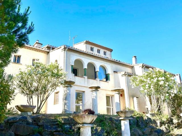 Impressionnante villa méditerranéenne sur une grande parcelle paysagée