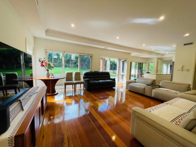 IMPRESSIVE MODERN RESIDENCE IN PRIZED LOCATION 6 Bedroom + 1 study +3 bathroom + 2 Car space