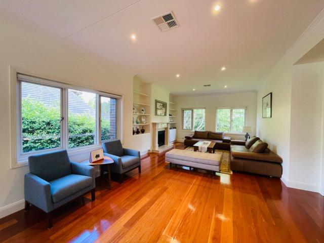 IMPRESSIVE MODERN RESIDENCE IN PRIZED LOCATION 6 Bedroom + 1 study +3 bathroom + 2 Car space