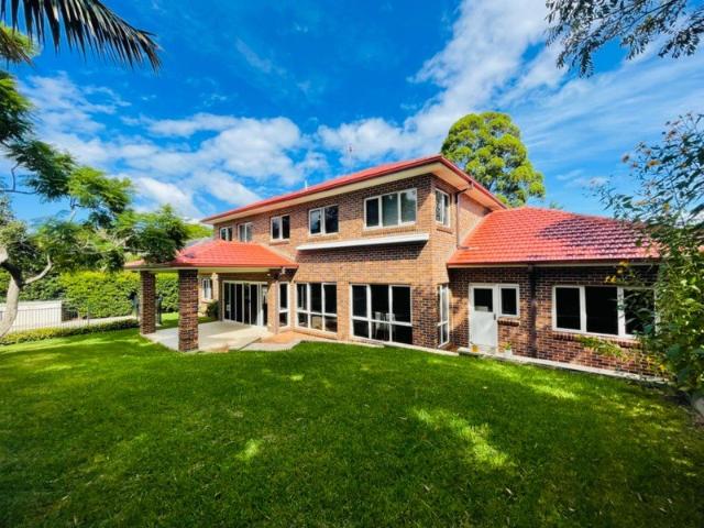 IMPRESSIVE MODERN RESIDENCE IN PRIZED LOCATION 6 Bedroom + 1 study +3 bathroom + 2 Car space