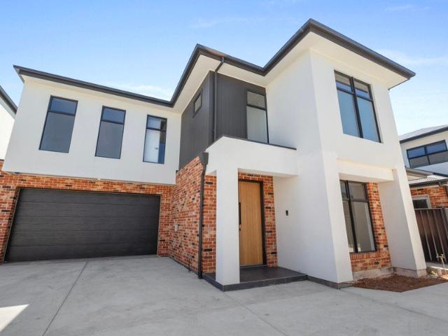 Impressive Near New 3 bedrooms 2 Bathrooms 2 living Area DOUBE GARAGE