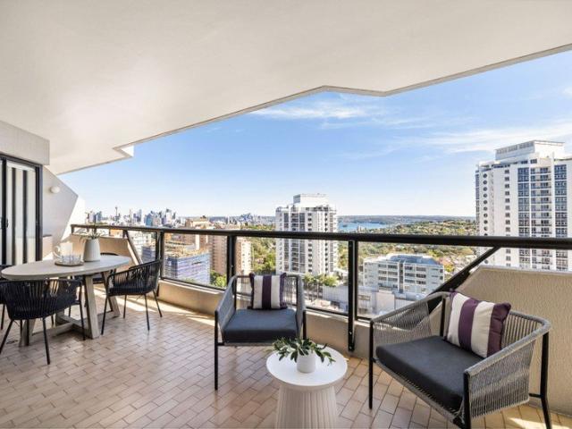 IMPRESSIVE AMALGAMATED 'EASTGATE GARDENS' APARTMENTS