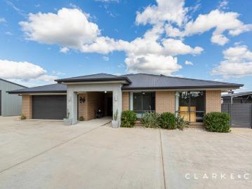 IMPRESSIVE FAMILY HOME WITH SPACE AND VERSATILITY!