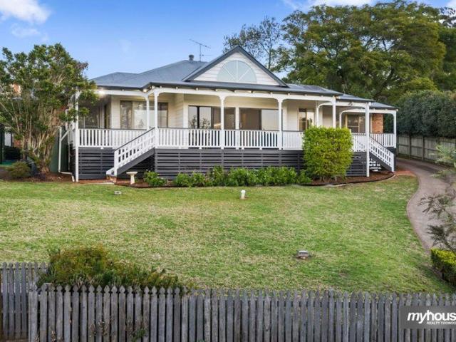 Impressive Family Home with Stunning Escarpment Views!
