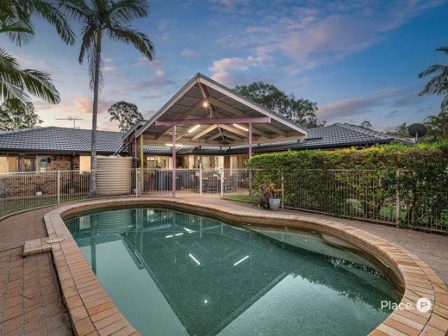 IMPRESSIVE FAMILY PACKAGE WITH PARKLAND BACKDROP