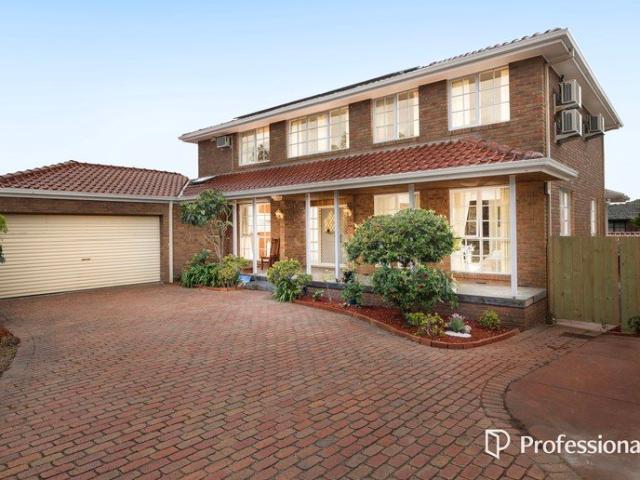 IMPRESSIVE FAMILY PROPORTIONS, EXCEPTIONAL LIFESTYLE OPPORTUNITY