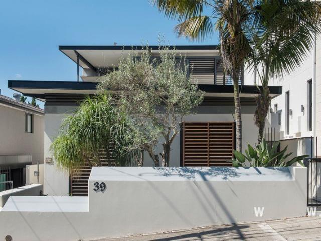 Impressive Family Retreat with Panoramic Bay Views