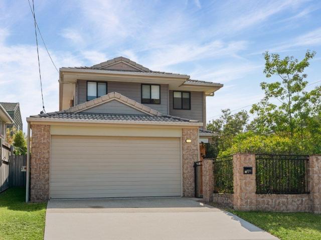 IMPRESSIVE FAMILY SPACE IN EASY CARE PARKSIDE SETTING