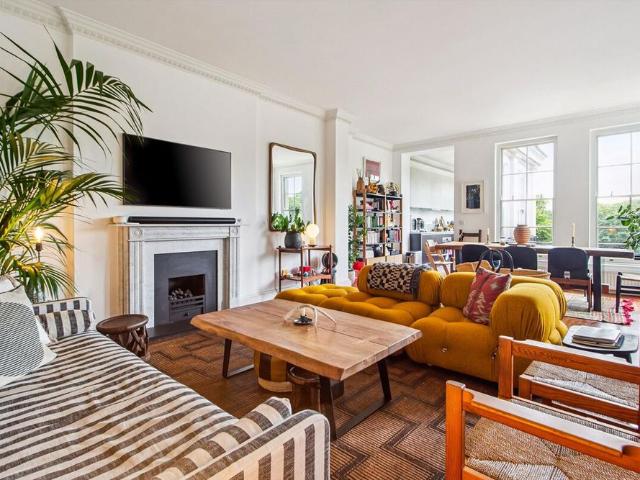 Impressive fifth floor lateral apartment with private balcony overlooking Kensington Gardens on one of London’s most prestigious addresses