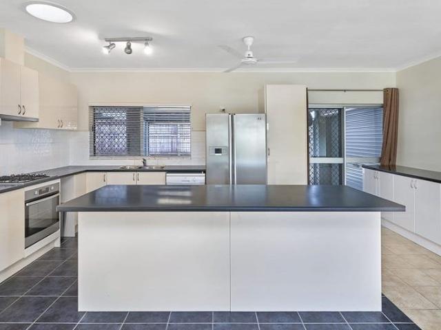 IMPRESSIVE FIVE BEDROOM FAMILY HOME