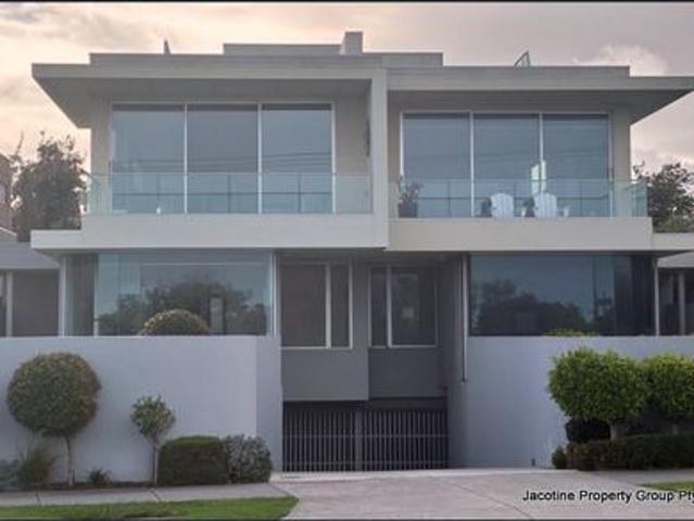 IMPRESSIVE FOUD BEDROOM FAMILY HOME WITH WATERVIEWS