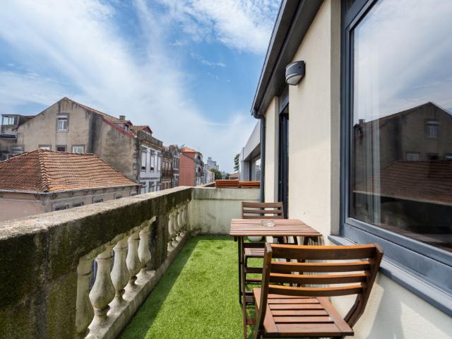 Impressive House w/ Balcony | Prime Location