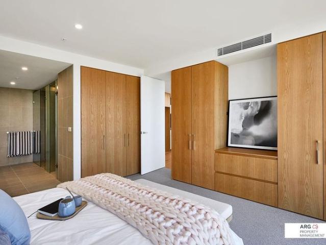 Impressive luxurious 3 bedroom, 3 Bathrooms and 2 carparks in the heart of Maribyrnong
