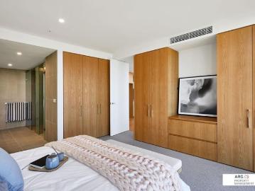 Impressive luxurious 3 bedroom, 3 Bathrooms and 2 carparks in the heart of Maribyrnong