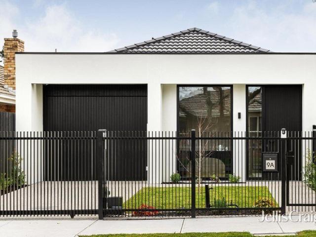 Impressive single level architectural luxury