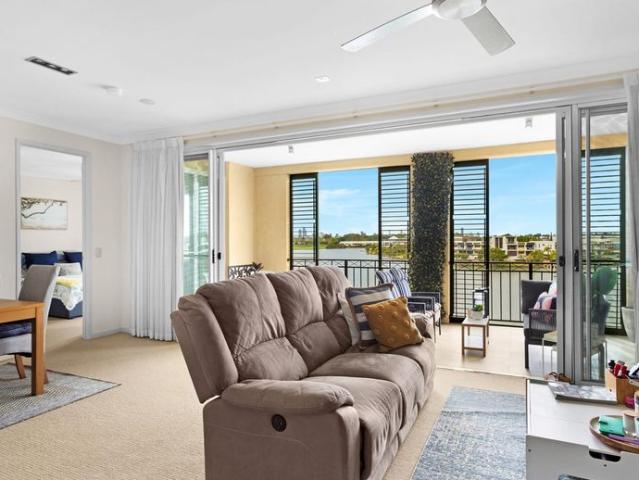 Impressive Three Bedroom Apartment in Sought After Emerald Lakes