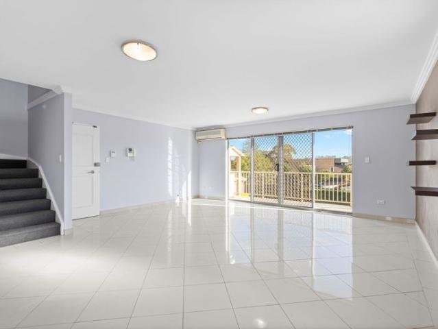 Impressive Top Floor Unit with a fantastic Entertainment Area