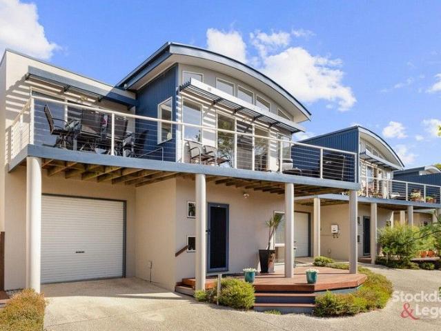 Impressive Townhouse with Bay Views & Metres to the Beach